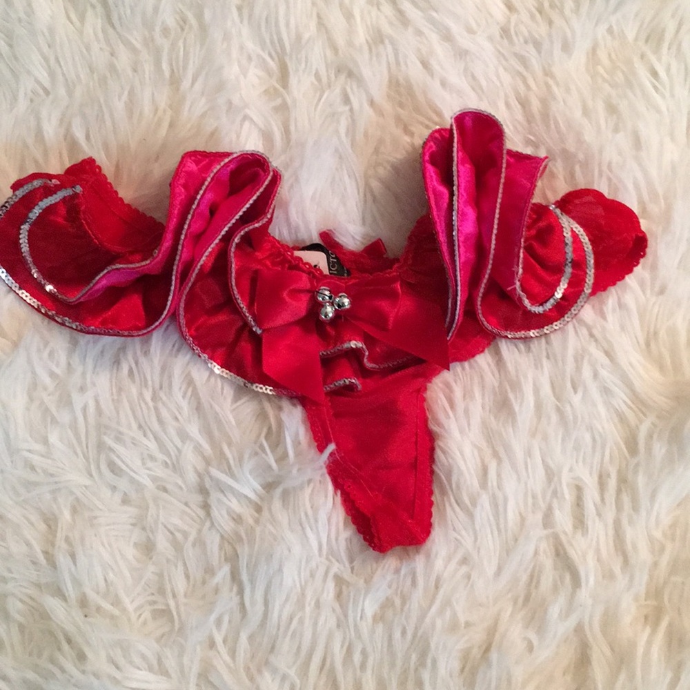 Victoria’s Secret Jingle Bells Red♥️ V-String.Literally meet him with bells on🔥